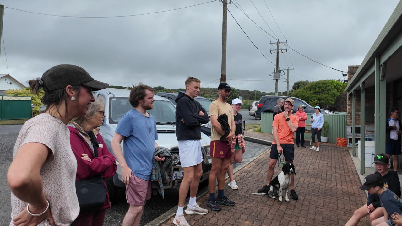 Olympic runner and local Stewart McSweyn joined the KI Run Club for a morning run of the circuit