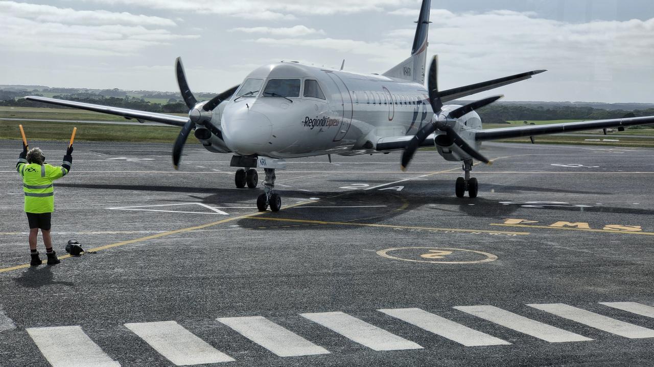 Rex plane landing at King Island